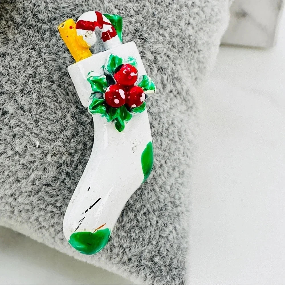 Vintage Christmas Brooch Pins Set of 2 Unisex Rustic Resin Santa Metal S… - Picture 3 of 8